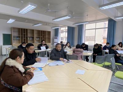 棠湖中学全体初中数学教师参加命题培训活动